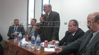 بالفيديو.. اجتماع موسع لرئيس هيئة البريد مع العاملين بالبحر الأحمر