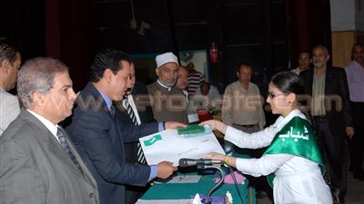 بالصور.. محافظ الشرقية يكرم الطلاب المتفوقين دراسيًا في الأزهر