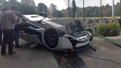 بالصور.. حادث مروع لصحفي يفقد السيطرة على سيارة