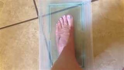 بالفيديو.. أسهل طريقة للحصول على قدم ناعمة بالخل وغسول الفم