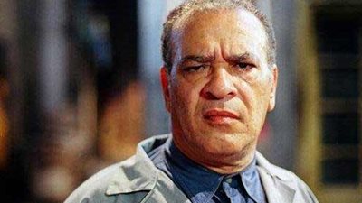 صلاح عبد الله يفقد الوعي أثناء جنازة شقيقه أمام مسجد مصطفى محمود