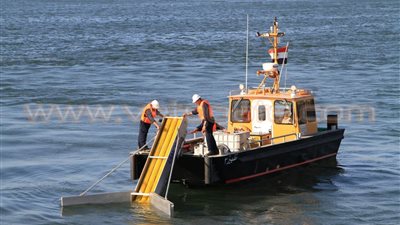 بالصور.. التخلص من بقعة الزيت الملوثة لميناء الإسكندرية