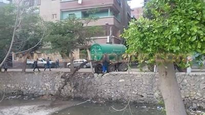 سيارة كسح تلقي مياه الصرف الصحي في ترعة الإسماعيلية بالشرقية