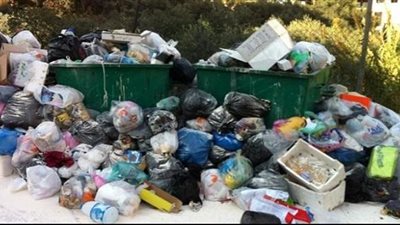 بدء رفع «النفايات المتراكمة» في لبنان