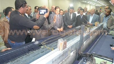 بالصور.. محافظ الغربية يبحث مع عمال «وبريات سمنود» مشكلات الشركة