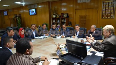 بالصور.. محافظ الإسماعيلية يبحث عددًا من المشكلات مع ممثلي حزب الثورة