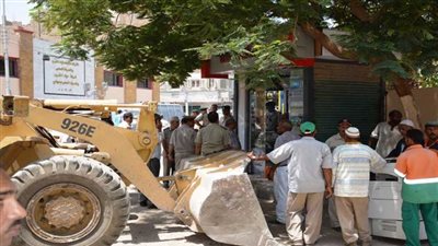 حي العجمي يزيل 3 أكشاك بدون ترخيص بشارع المينا