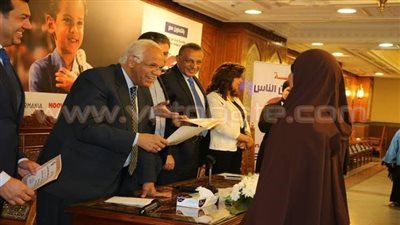 بالصور.. محافظ أسيوط: لا يمكن تقدير الأم مهما فعلنا