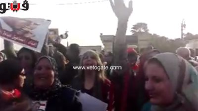 بالفيديو.. أنصار مبارك يهتفون أمام المعادي العسكري: بنحبك ياريس