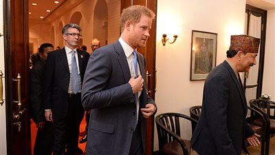 بالفيديو والصور.. حفيد مكلة بريطانيا يصل إلى نيبال