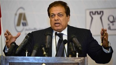 محمد أبوالعينين يطالب بمنح الأراضي للمستثمرين بالمجان