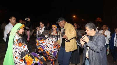 بالصور.. «داني جلوفر» يرقص على أنغام «المزمار» بالأقصر