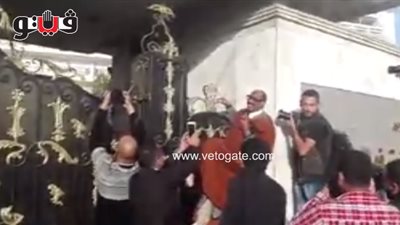 بالفيديو..شبيه السادات يتسلق بوابة المعادي العسكري لتحية مبارك