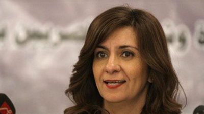 وزيرة الهجرة تصل القاهرة بعد الترويج للشهادات الدولارية بالإمارات