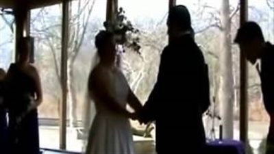 بالفيديو.. لحظة سقوط شاب فاقدًا الوعي أثناء زفاف حبيبته على آخر