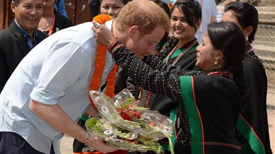 بالصور.. العذارى الخمس يستقبلن الأمير هاري بالورود في نيبال