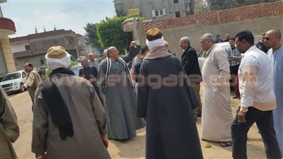 بالصور.. أهالي «كفر العدوى» بالشرقية ينتظرون وصول جثمان شهيد العريش