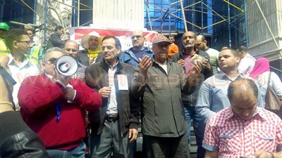 بالفيديو والصور.. وقفة احتجاجية للمتضررين من قانون الخدمة المدنية