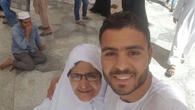 إبراهيم عبد الخالق لاعب الزمالك يلتقط سيلفي مع والدته في العمرة