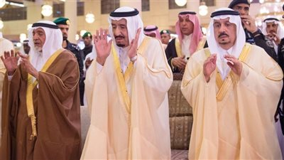 بالصور..الملك سلمان يؤدي صلاة الجنازة على الأمير بندر بن عبدالعزيز