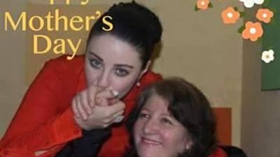 بالصور.. صافيناز تحتفل بعيد الأم مع والدتها