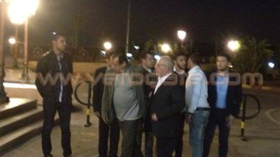 بالفيديو.. صلاح عبدالله يصل عزاء شقيقه متأخرا بسبب وعكة صحية