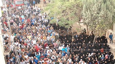 بالصور.. محافظ الشرقية يشارك في تشييع جنازة شهيد تفجير العريش