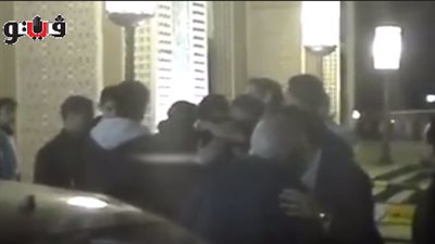 بالفيديو.. بكاء هستيري لشقيق صلاح عبد الله في مسجد الشرطة