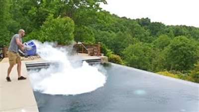 شاهد.. ماذا يحدث عند رمي الثلج الجاف في بركة مياه