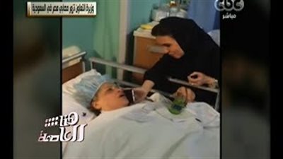 بالفيديو.. وزيرة التعاون ترتدي الحجاب خلال زيارة مصابي أتوبيس المعتمرين