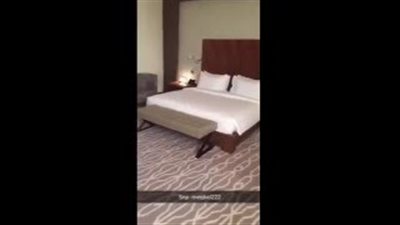 بالفيديو.. مواطن يتهم فندقا في السعودية بالتجسس على النزلاء