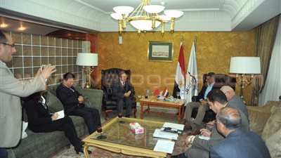 وزير النقل يناقش التعاون المشترك مع السفير الصيني