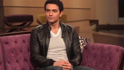 آسر ياسين معلقا على صورة لزوجته: «على الحلوة والمرة»