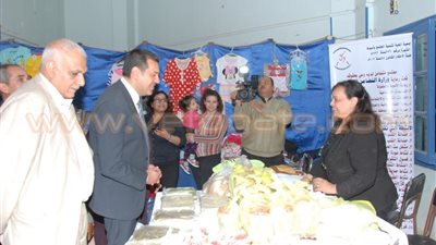 بالفيديو والصور.. محافظ أسيوط يفتتح معرض المرأة للمنتجات اليدوية