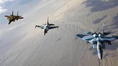 غارات روسية وسورية على مواقع «داعش» في مدينتي تدمر والقريتين