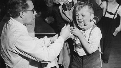 بالصور.. «حمى سكارليت» تغزو المدارس البريطانية.. الصحة: إصابة 6157 طفلا بالمرض خلال الأشهر الأخيرة.. تؤكد: أسباب عودته غير معروفة.. قلق بين أولياء الأمور خوفا على أبنائهم.. وإهمال المصابين ي