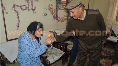 بالصور.. «أمن الفيوم» تحتفل بعيد الأم في دور المسنين