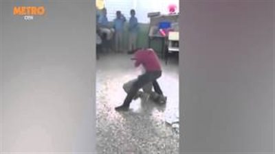 بالفيديو.. معلمة وحارسة أمن تنظمان مشاجرة بين طالبين