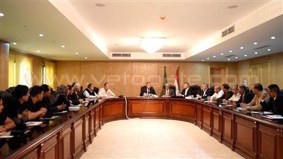 بالصور.. محافظ الفيوم يبحث إنشاء مصنع للمراكب بالطاقة الشمسية