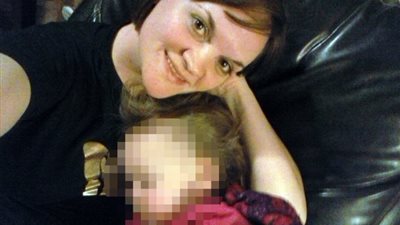 أم تضع ابنتها البالغة من العمر عامين في الفرن