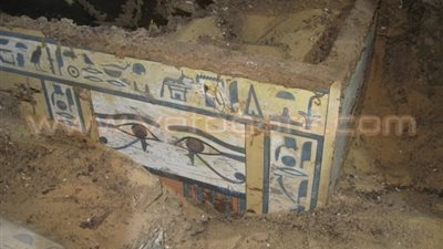 بالصور.. الكشف عن تابوتين أثريين بداخلهما مومياء غرب أسوان