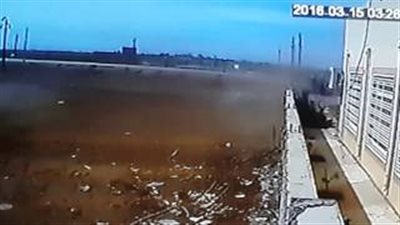 بالفيديو.. سائق يفقد السيطرة على سيارته ويرتطم بأحد المنازل