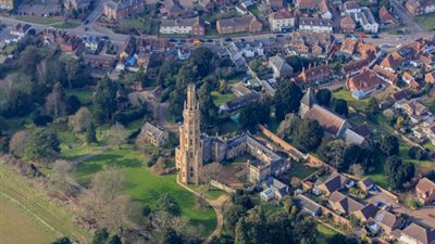 بالصور.. عرض برج «رابونزيل» الحقيقي للبيع في بريطانيا