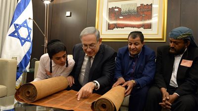 بالصور.. «نتنياهو» يتصفح التوراة بعد لقائه بـ«يهود اليمن»
