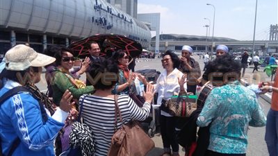 بالصور.. الطبل والمزمار في استقبال الوفود السياحية بمطار القاهرة