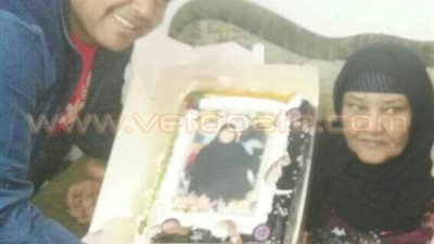 بالصور.. مدرب المقاصة يحتفل بوالدته بعد الصعود في الكونفدرالية