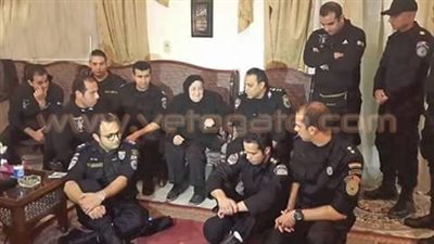 قوات العمليات الخاصة تفاجئ والدة الشهيد أحمد الكبير بزيارة في عيد الأم