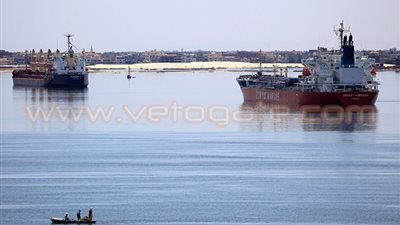 قناة السويس تشهد عبور 40 سفينة بحمولة 2.5 مليون طن