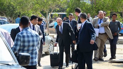 بالصور.. هشام جنينة يحمل حقيبة ملابسه خلال وصوله لنيابة أمن الدولة