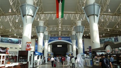 إخلاء طائرة مصرية في مطار الكويت للاشتباه بوجود قنبلة